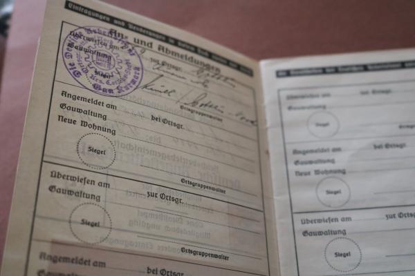 Mitgliedsbuch der Deutschen Arbeitsfront DAF einer Frau aus Cottbus - defekt